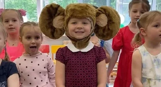 Дочка Лазарева была Чебурашкой на утреннике