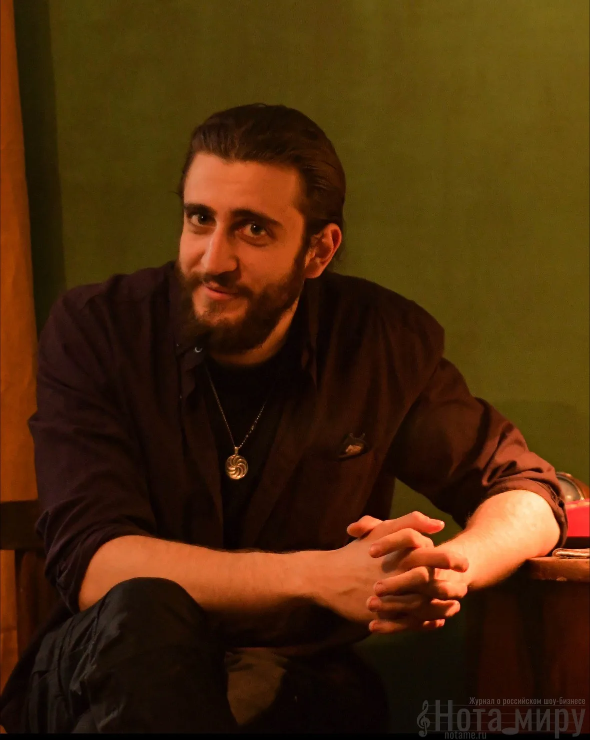 "Взять гитару в руки заставили дела сердечные". Интерьвю Арсена Араяна