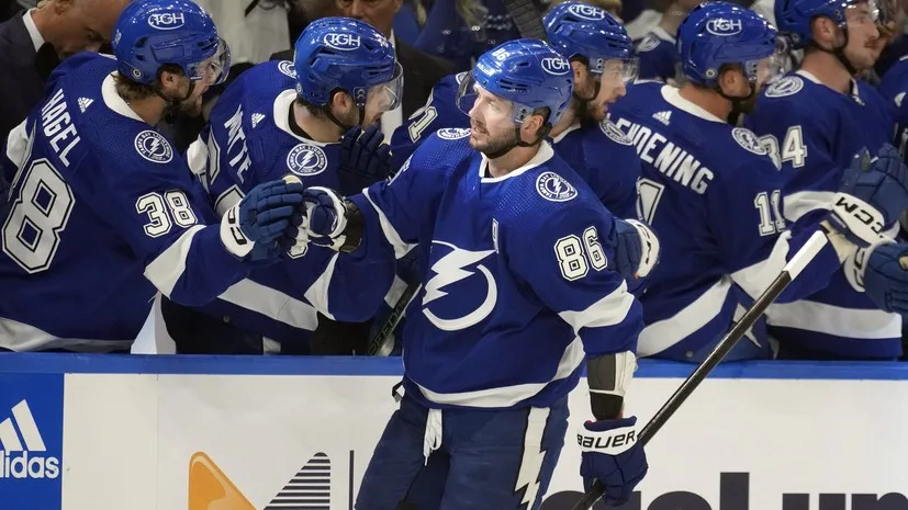 Никита Кучеров забросил первую шайбу в новом сезоне НХЛ