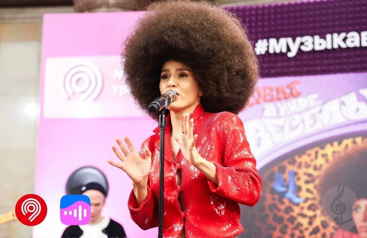 Zivert в латексном костюме выступила на станции "Курская"