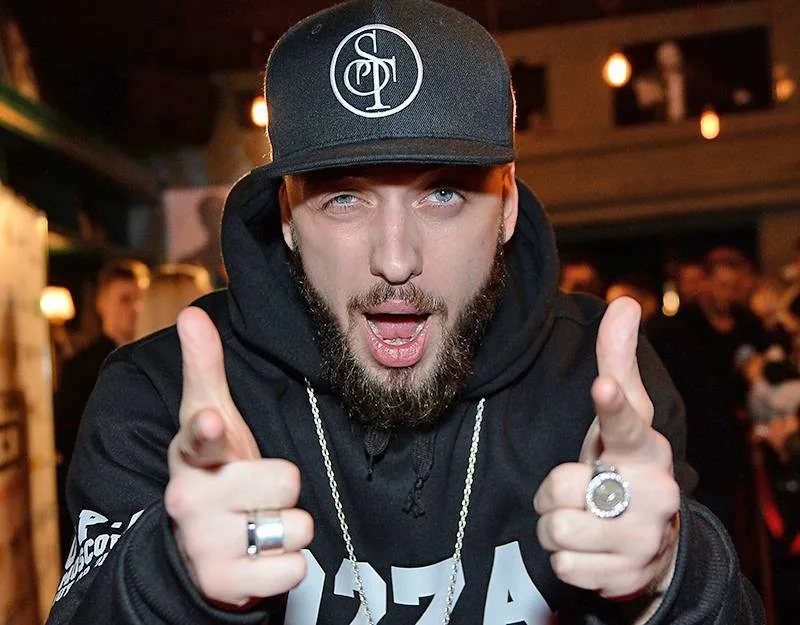 Саша ST согрел народ на ВДНХ. Песнями