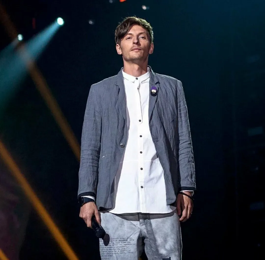 Павел Воля снова запел