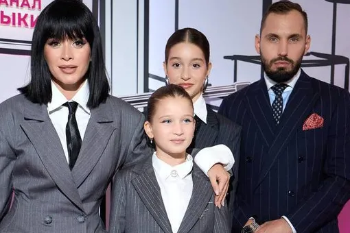 Ксения Бородина блистает с новым образом, дочками и женихом на премии RU.TV