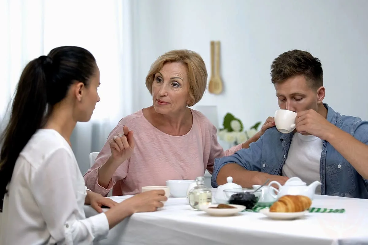 Свекровь VS невестка: почему вспыхивает конфликт и как превратить минное поле в союз