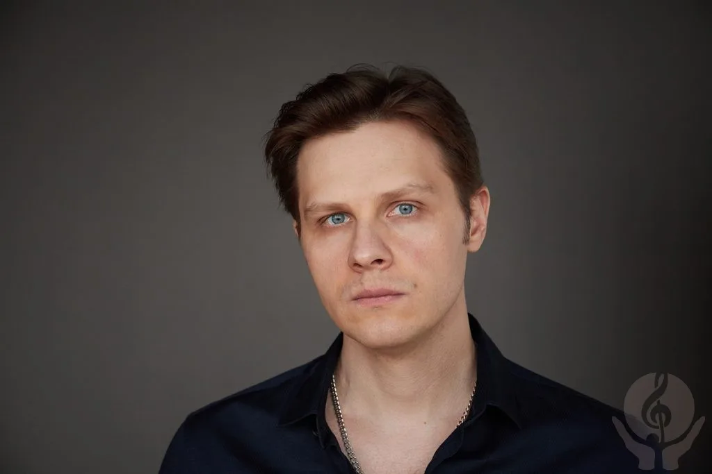 Актер Сергей Шароватов