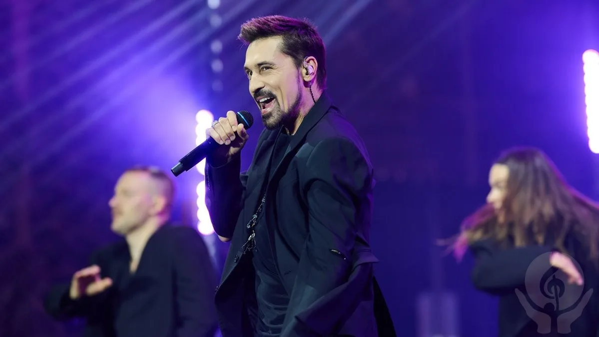 Дима Билан поразил Красноярск: сел на колени к… учительнице физики!