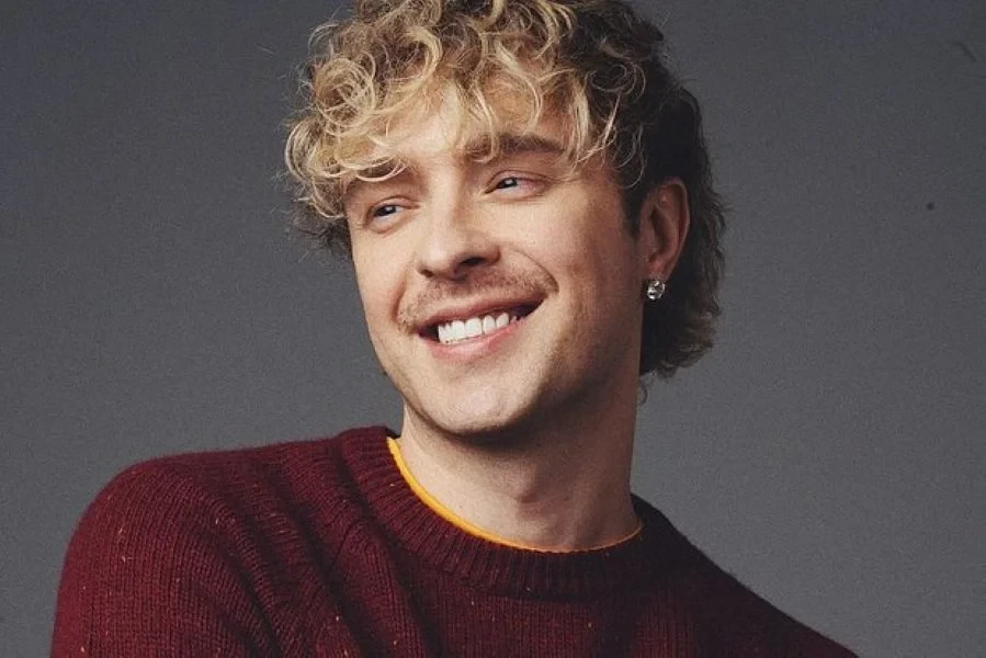 Егор Крид удивил поклонников новым образом: осветленные волны, серьги и эффектные усы