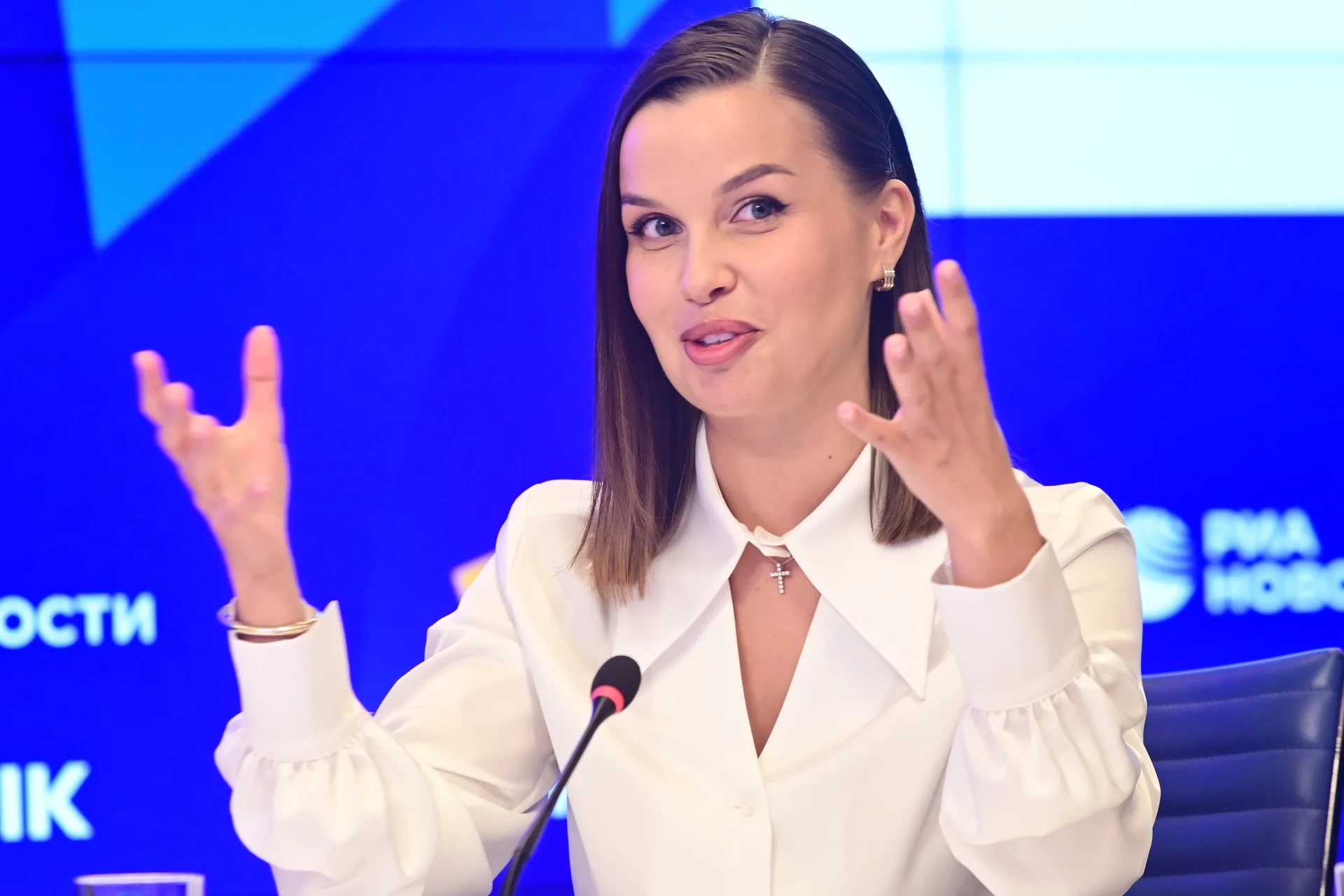 Татьяна Куртукова засмущалась из-за глубокого декольте