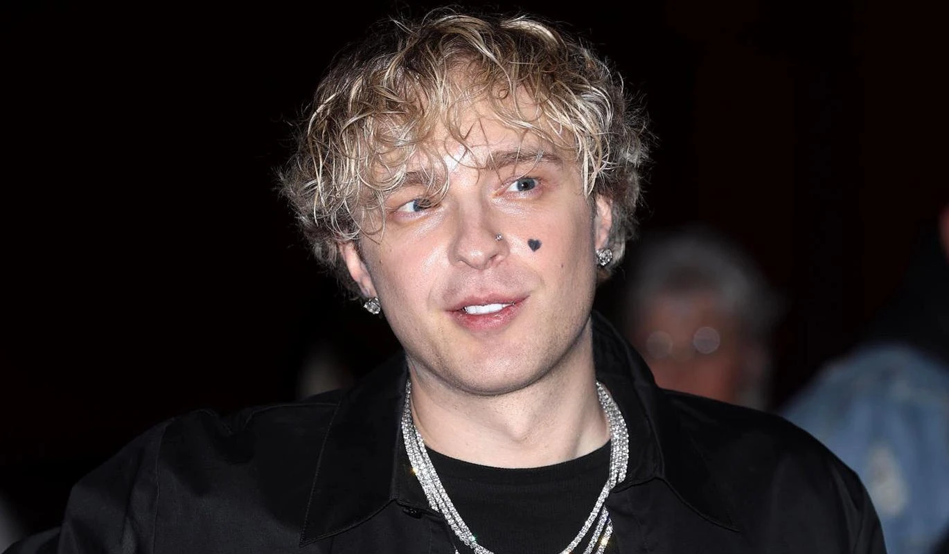 Егор Крид на костылях, но на высоте: как артист с разрывом сухожилий покоряет новогодний телеэфир