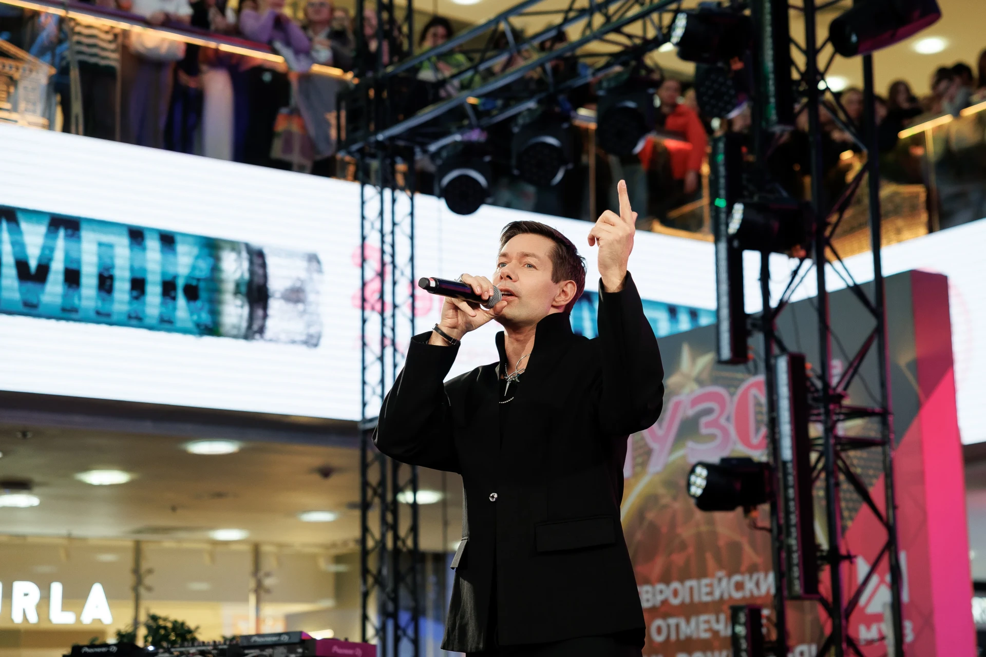 «Классику — нельзя, джаз — гениально»: Стас Пьеха о бунтарской юности и уроках гнесинки