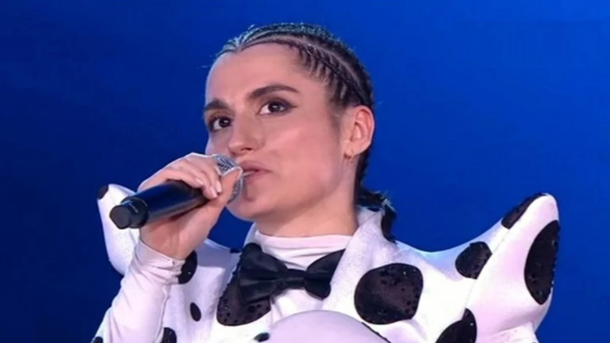 Певицу Mona раскритиковали за визит в приют для собак в меховой шубе