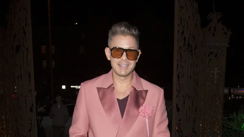 Митя Фомин: падение со сцены, которое превратилось в стильный перформанс