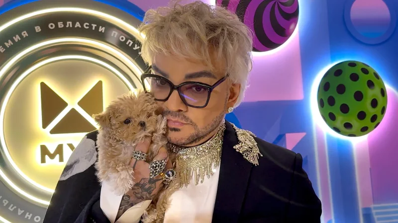 Король сцены и его маленький спутник: Киркоров вышел в свет с щенком Леонардо