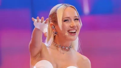 Клава Кока в белом платье со сцены призналась в любви Масленникову, умилив публику