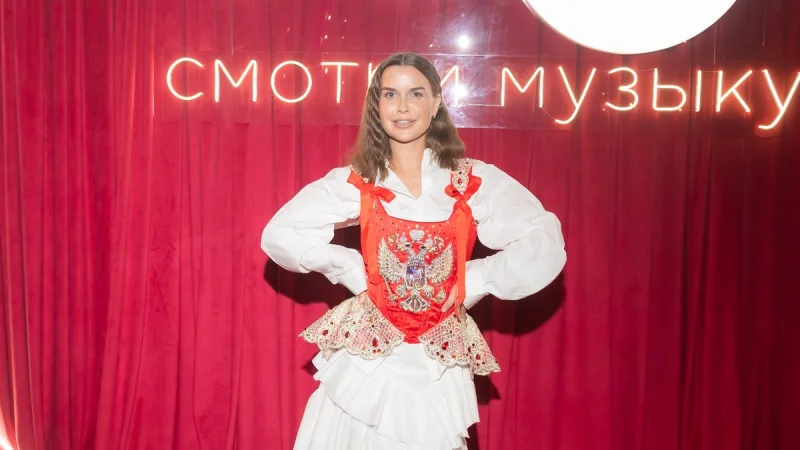 Герб, корсет и громкое заявление: Татьяна Куртукова переосмысляет сценический глянец