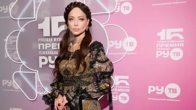 Настасья Самбурская в «царском» наряде произвела фурор на музыкальной премии